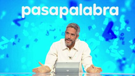 Mois&eacute;s ha regresado pisando fuerte. Adem&aacute;s de darle mucha guerra a David en AlaZ, el concursante est&aacute; demostrando una maestr&iacute;a brutal en la prueba musical del programa dejando sin opciones a su rival programa tras programa. En esta ocasi&oacute;n, los jugadores deb&iacute;an tratar de adivinar una canci&oacute;n de 1983. Mois&eacute;s, que ya se relam&iacute;a escuchando las primeras notas, ha sido m&aacute;s r&aacute;pido con el pulsador y no ha titubeado a la hora de resolver. Roberto Leal, estupefacto ante la incre&iacute;ble habilidad del concursante en La Pista, ha planteado su propia teor&iacute;a. Seg&uacute;n el presentador, en esta etapa en la que ha estado fuera de Pasapalabra, Mois&eacute;s ha estado viviendo en un karaoke. &iexcl;Imperdible!