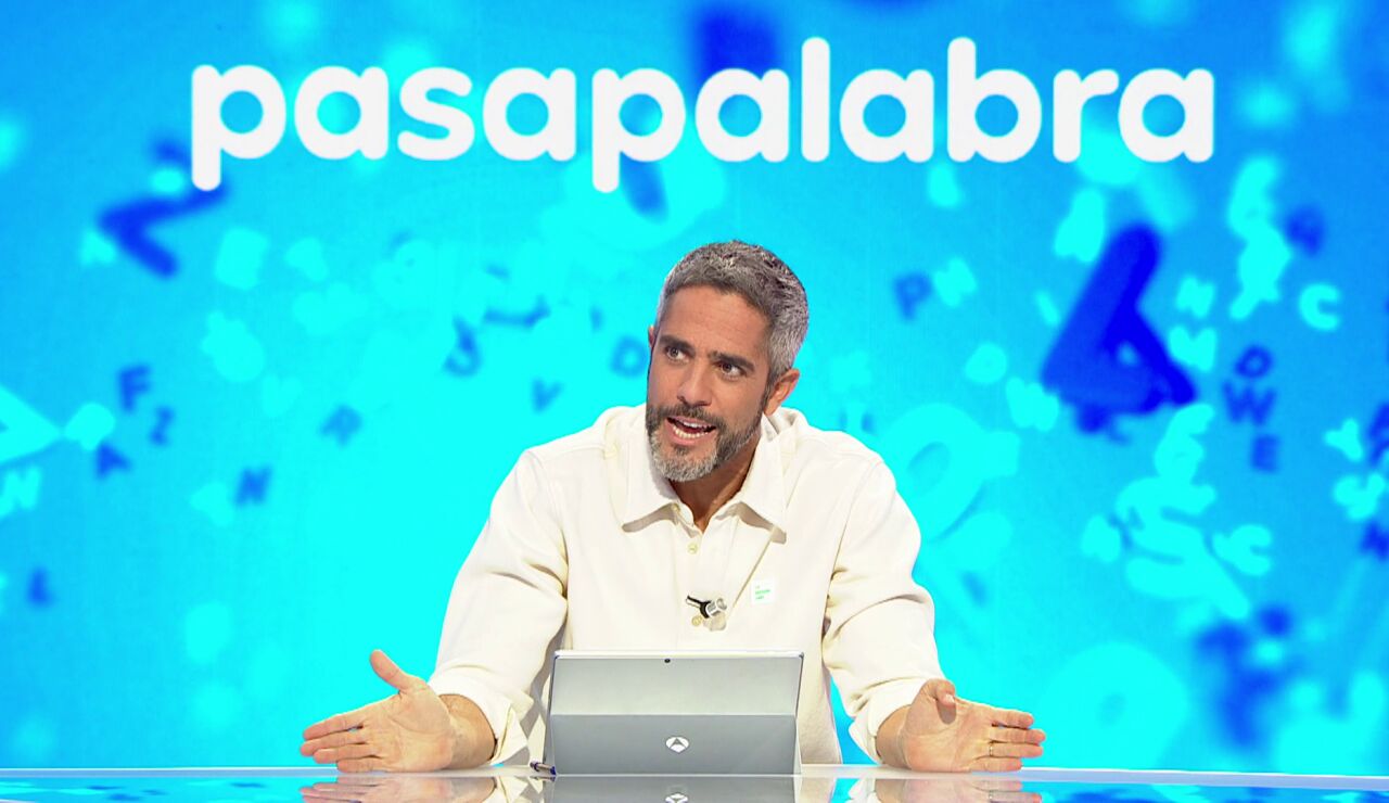 Mois&eacute;s ha regresado pisando fuerte. Adem&aacute;s de darle mucha guerra a David en AlaZ, el concursante est&aacute; demostrando una maestr&iacute;a brutal en la prueba musical del programa dejando sin opciones a su rival programa tras programa. En esta ocasi&oacute;n, los jugadores deb&iacute;an tratar de adivinar una canci&oacute;n de 1983. Mois&eacute;s, que ya se relam&iacute;a escuchando las primeras notas, ha sido m&aacute;s r&aacute;pido con el pulsador y no ha titubeado a la hora de resolver. Roberto Leal, estupefacto ante la incre&iacute;ble habilidad del concursante en La Pista, ha planteado su propia teor&iacute;a. Seg&uacute;n el presentador, en esta etapa en la que ha estado fuera de Pasapalabra, Mois&eacute;s ha estado viviendo en un karaoke. &iexcl;Imperdible!