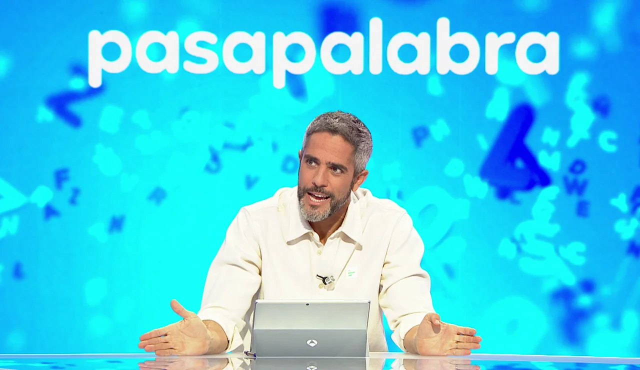 Moisés ha regresado pisando fuerte. Además de darle mucha guerra a David en AlaZ, el concursante está demostrando una maestría brutal en la prueba musical del programa dejando sin opciones a su rival programa tras programa. En esta ocasión, los jugadores debían tratar de adivinar una canción de 1983. Moisés, que ya se relamía escuchando las primeras notas, ha sido más rápido con el pulsador y no ha titubeado a la hora de resolver. Roberto Leal, estupefacto ante la increíble habilidad del concursante en La Pista, ha planteado su propia teoría. Según el presentador, en esta etapa en la que ha estado fuera de Pasapalabra, Moisés ha estado viviendo en un karaoke. ¡Imperdible!