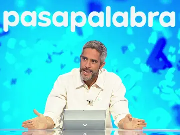 Moisés ha regresado pisando fuerte. Además de darle mucha guerra a David en AlaZ, el concursante está demostrando una maestría brutal en la prueba musical del programa dejando sin opciones a su rival programa tras programa. En esta ocasión, los jugadores debían tratar de adivinar una canción de 1983. Moisés, que ya se relamía escuchando las primeras notas, ha sido más rápido con el pulsador y no ha titubeado a la hora de resolver. Roberto Leal, estupefacto ante la increíble habilidad del concursante en La Pista, ha planteado su propia teoría. Según el presentador, en esta etapa en la que ha estado fuera de Pasapalabra, Moisés ha estado viviendo en un karaoke. ¡Imperdible! Moisés ha regresado pisando fuerte. Además de darle mucha guerra a David en AlaZ, el concursante está demostrando una maestría brutal en la prueba musical del programa dejando sin opciones a su rival programa tras programa. En esta ocasión, los jugadores debían tratar de adivinar una canción de 1983. Moisés, que ya se relamía escuchando las primeras notas, ha sido más rápido con el pulsador y no ha titubeado a la hora de resolver. Roberto Leal, estupefacto ante la increíble habilidad del concursante en La Pista, ha planteado su propia teoría. Según el presentador, en esta etapa en la que ha estado fuera de Pasapalabra, Moisés ha estado viviendo en un karaoke. ¡Imperdible!