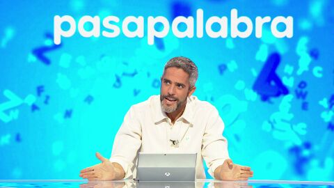 Mois&eacute;s ha regresado pisando fuerte. Adem&aacute;s de darle mucha guerra a David en AlaZ, el concursante est&aacute; demostrando una maestr&iacute;a brutal en la prueba musical del programa dejando sin opciones a su rival programa tras programa. En esta ocasi&oacute;n, los jugadores deb&iacute;an tratar de adivinar una canci&oacute;n de 1983. Mois&eacute;s, que ya se relam&iacute;a escuchando las primeras notas, ha sido m&aacute;s r&aacute;pido con el pulsador y no ha titubeado a la hora de resolver. Roberto Leal, estupefacto ante la incre&iacute;ble habilidad del concursante en La Pista, ha planteado su propia teor&iacute;a. Seg&uacute;n el presentador, en esta etapa en la que ha estado fuera de Pasapalabra, Mois&eacute;s ha estado viviendo en un karaoke. &iexcl;Imperdible!