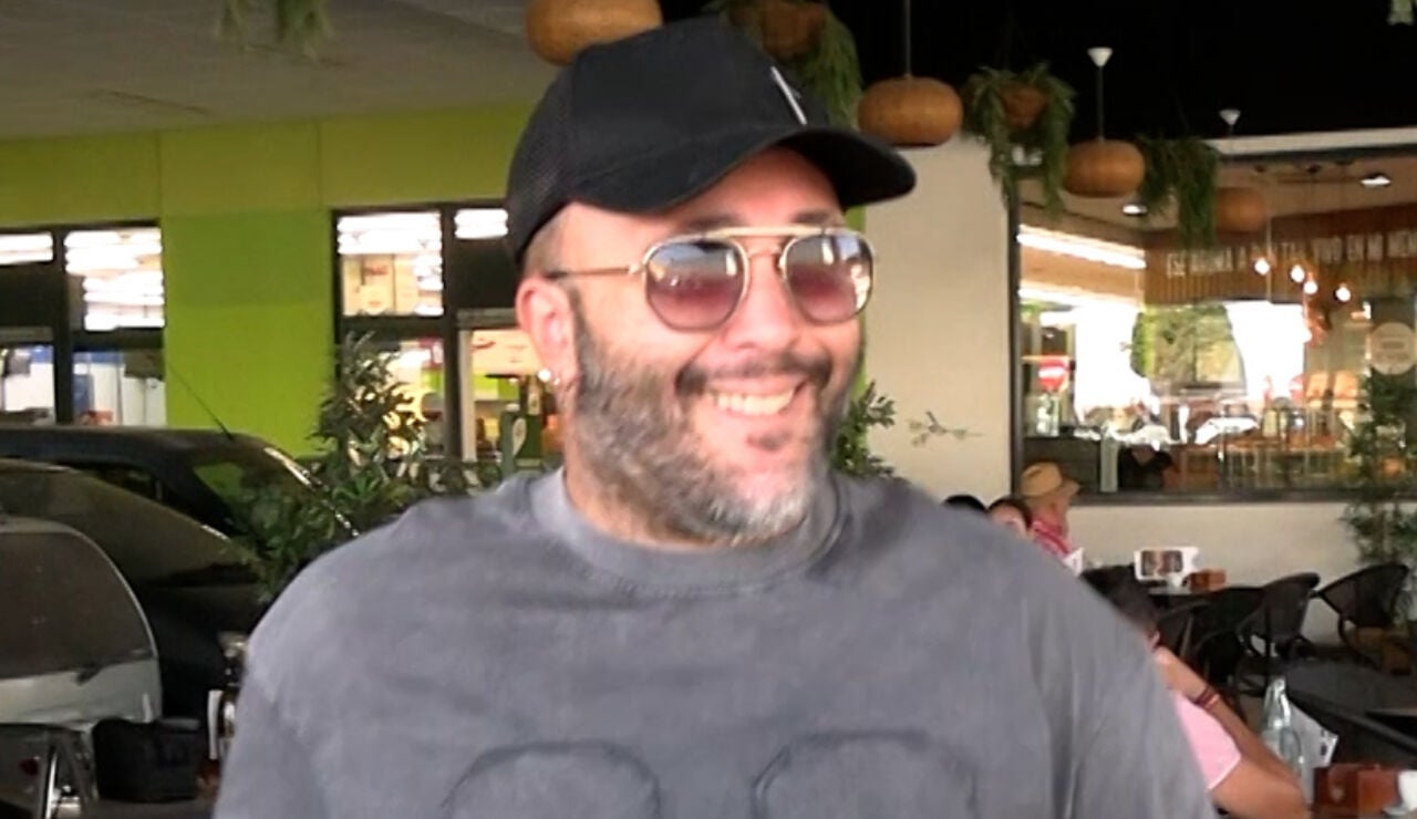 Kiko Rivera sonriente con la prensa