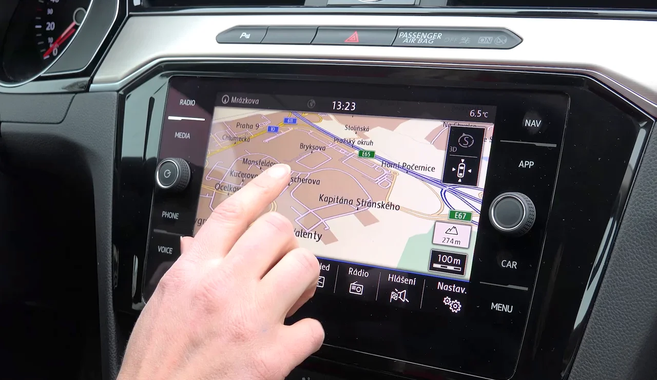 Ahorro de gasolina en apps: ¿Google Maps o Waze?