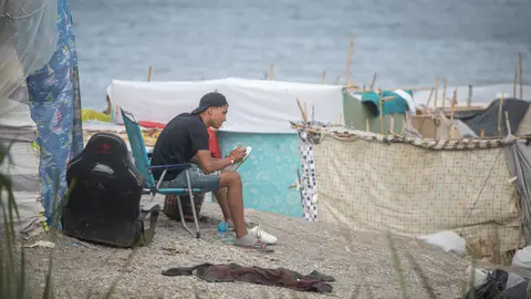 El Gobierno repara la barrera neumática de la frontera del Tarajal Un migrante acampado en la playa de Benítez, a 23 de septiembre de 2026, en Ceuta (España). Embarcaciones de Salvamento Marítimo han trabajado este miércoles en la reparación de desperfectos detectados en la barrera neumática instalada en el entorno fronterizo del Tarajal en Ceuta, después de que distintos módulos de la estructura hayan vuelto a perder presión y presenten un aspecto parcialmente desinflado. 23 SEPTIEMBRE 2026;MIGRANTES;CRISIS;INVASORES;COLCHONETA;INMIGRACIÓN;CRISIS;POLICÍA; ...