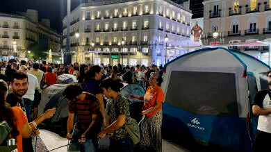 Centenares de personas acampan en la Puerta del Sol tras la manifestación por la crisis de vivienda: 