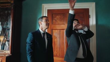 Imagen de un video publicado por el alcalde de Nueva York, Zohran Kwane Mamdani, junto al presidente del Gobierno, Pedro S&aacute;nchez, en el que ambos emulan jugar al baloncesto tirando bolas de papel en una papelera.