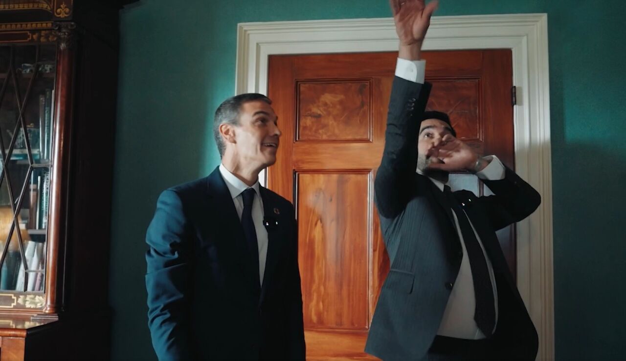 Imagen de un video publicado por el alcalde de Nueva York, Zohran Kwane Mamdani, junto al presidente del Gobierno, Pedro S&aacute;nchez, en el que ambos emulan jugar al baloncesto tirando bolas de papel en una papelera.