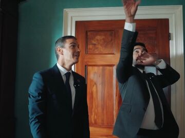 Imagen de un video publicado por el alcalde de Nueva York, Zohran Kwane Mamdani, junto al presidente del Gobierno, Pedro S&aacute;nchez, en el que ambos emulan jugar al baloncesto tirando bolas de papel en una papelera.