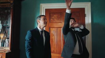 Imagen de un video publicado por el alcalde de Nueva York, Zohran Kwane Mamdani, junto al presidente del Gobierno, Pedro S&aacute;nchez, en el que ambos emulan jugar al baloncesto tirando bolas de papel en una papelera.