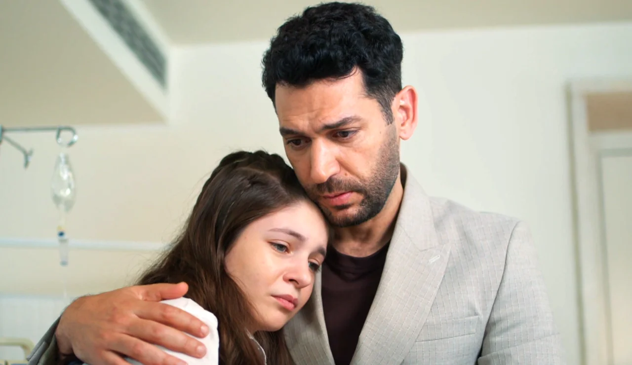 ¡Hayal sufre un ataque de pánico! Serhat le miente para protegerla de la verdad sobre su madre