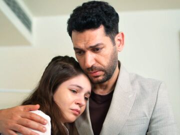 &iexcl;Hayal sufre un ataque de p&aacute;nico! Serhat le miente para protegerla de la verdad sobre su madre