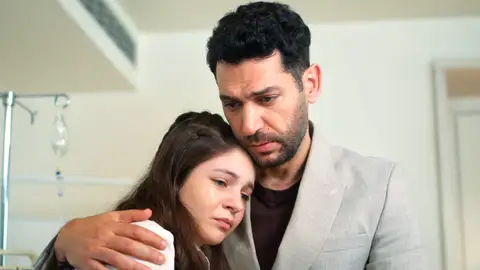 ¡Hayal sufre un ataque de pánico! Serhat le miente para protegerla de la verdad sobre su madre ¡Hayal sufre un ataque de pánico! Serhat le miente para protegerla de la verdad sobre su madre