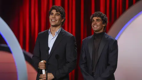 Javier Calvo y Javier Ambrossi en el Festival de San Sebastián tras ganar el Premio del Público Ciudad por La bola negra Javier Calvo y Javier Ambrossi en el Festival de San Sebastián tras ganar el Premio del Público Ciudad por La bola negra