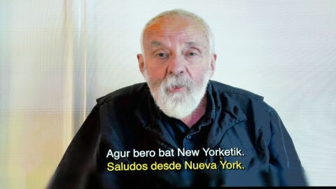 Mike Leigh agradeciendo por videoconferencia en el Festival de San Sebastián la Concha de Oro