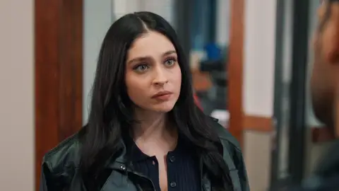 La mentira de Azra empuja a Zeynep a abandonar a Serhat: “Me voy hoy mismo” La mentira de Azra empuja a Zeynep a abandonar a Serhat: “Me voy hoy mismo”