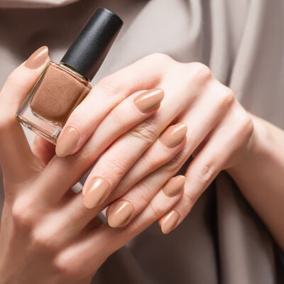 Manicura marr&oacute;n
