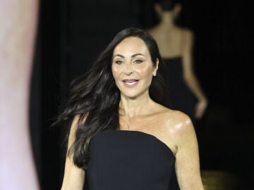 Ana Mil&aacute;n desfilando para L'Or&eacute;al Paris