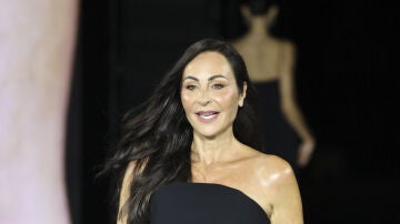 Ana Mil&aacute;n desfilando para L'Or&eacute;al Paris