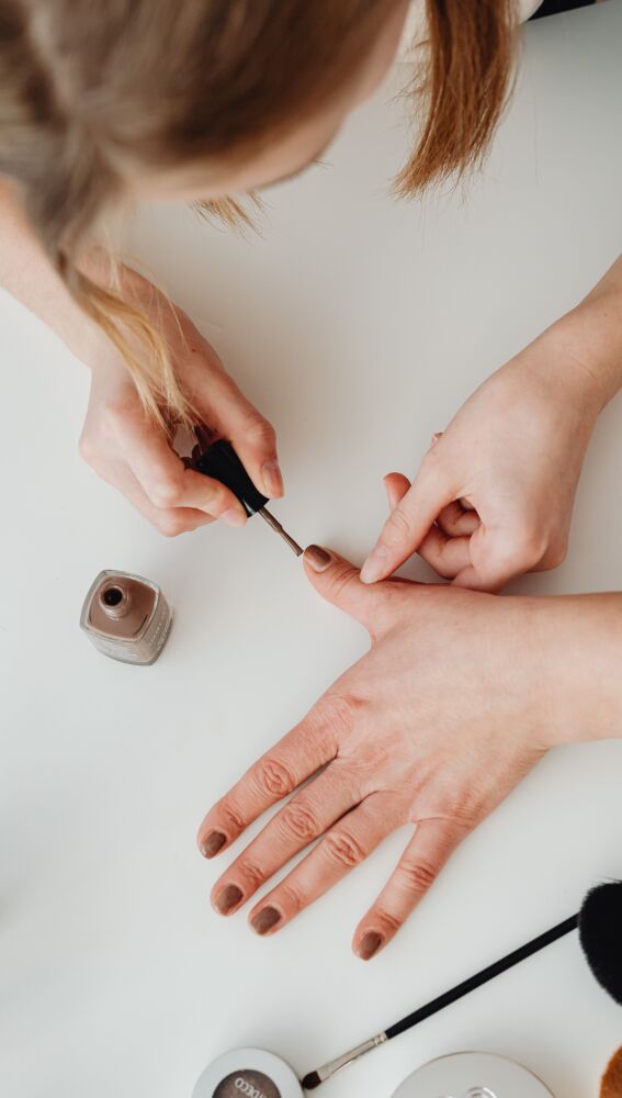 Manicura marrón