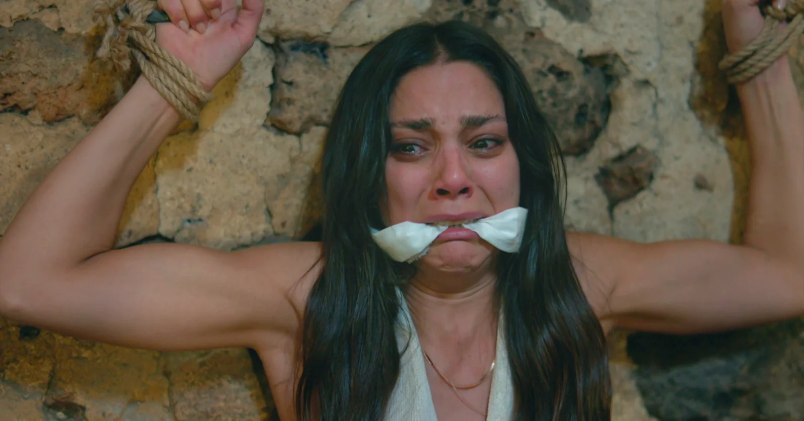 Kaya casi provoca la muerte de Zerrin y Demir hace lo impensable para salvarla