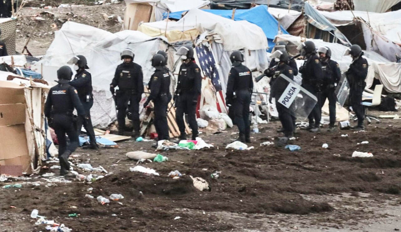 Desalojo de migrantes en la playa de Ben&iacute;tez