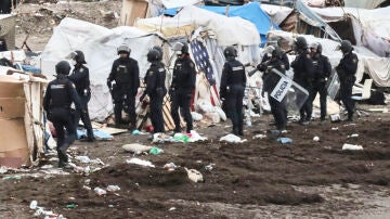 Desalojo de migrantes en la playa de Ben&iacute;tez