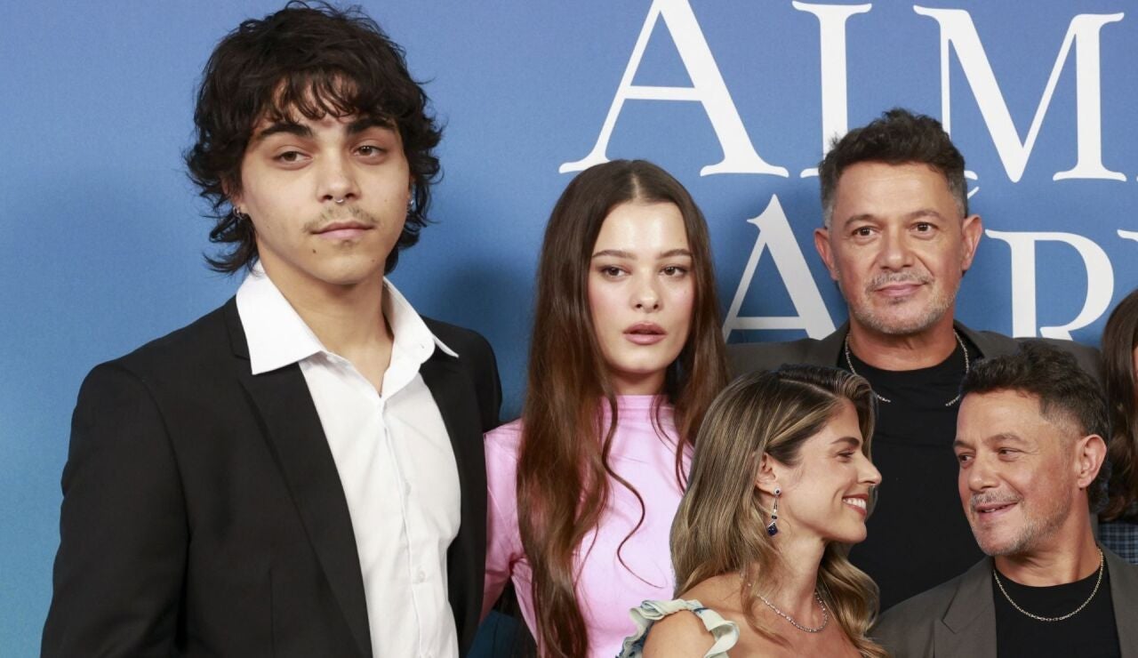 Alejandro Sanz, junto a sus hijos y Stephanie Cayo