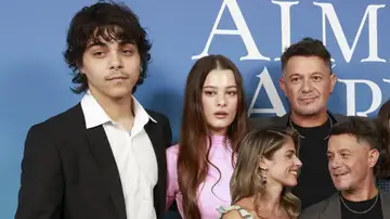Alejandro Sanz, junto a sus hijos y Stephanie Cayo Alejandro Sanz, junto a sus hijos y Stephanie Cayo