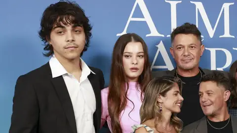 Alejandro Sanz, junto a sus hijos y Stephanie Cayo Alejandro Sanz, junto a sus hijos y Stephanie Cayo