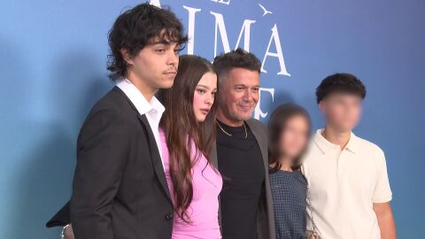 Alejandro Sanz posando con sus hijos