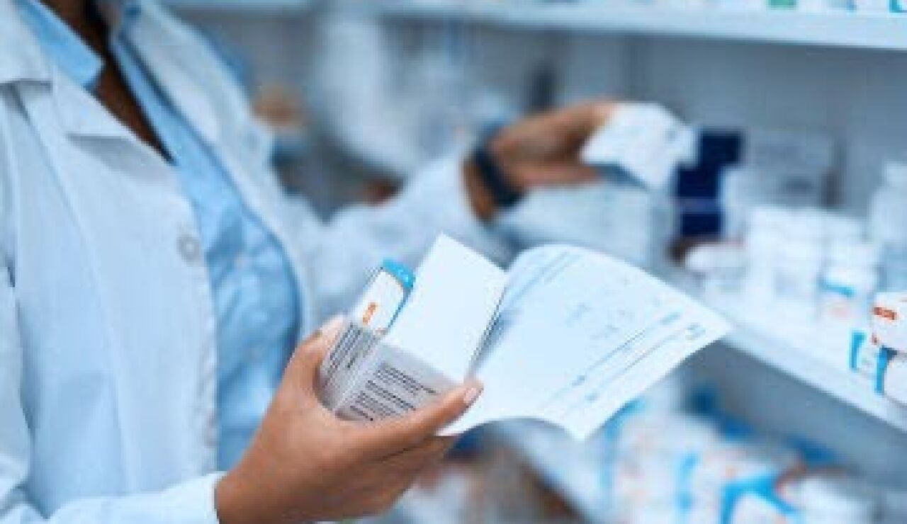 Imagen de un farmac&eacute;utico cogiendo medicamentos