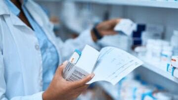 Imagen de un farmac&eacute;utico cogiendo medicamentos