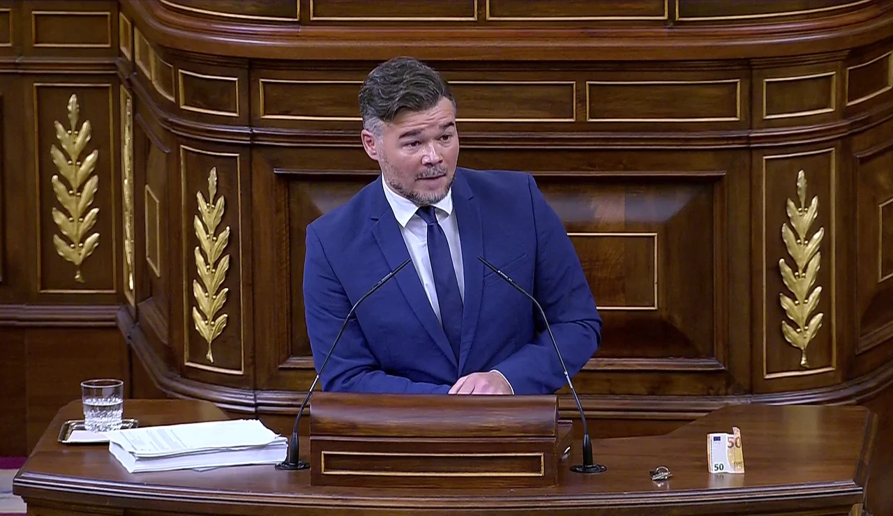 Rufián estalla contra Junts en el Congreso: "Ustedes no están votando, están pagando una deuda"