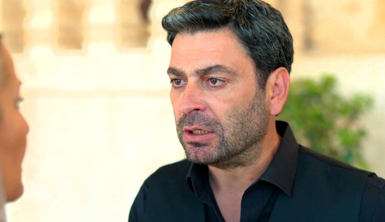  Cihan se enfrenta a toda la familia para impedir que Alya salve a Boran