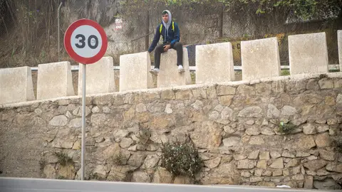 El asentamiento ilegal de El Trampolín no es desalojado hoy Un migrante en el asentamiento en la playa de El Trampolín, a 30 de septiembre de 2026, en Ceuta (España). Cientos de migrantes continúan viviendo en la playa del Trampolín después de haberse pospuesto el desalojo del asentamiento. 30 SEPTIEMBRE 2026;CRISIS MIGRATORIA Marcos Moreno / Europa Press 30/09/2026