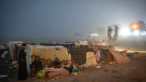 Migrantes en el asentamiento en la playa de El Trampol&iacute;n, a 30 de septiembre de 2026, en Ceuta (Espa&ntilde;a). Cientos de migrantes contin&uacute;an viviendo en la playa del Trampol&iacute;n despu&eacute;s de haberse pospuesto el desalojo del asentamiento. 30 SEPTIEMBRE 2026;CRISIS MIGRATORIA Marcos Moreno / Europa Press 30/09/2026