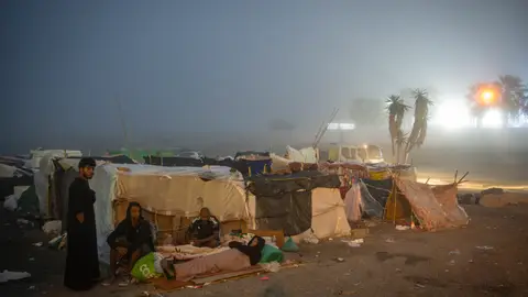 El asentamiento ilegal de El Trampolín no es desalojado hoy Migrantes en el asentamiento en la playa de El Trampolín, a 30 de septiembre de 2026, en Ceuta (España). Cientos de migrantes continúan viviendo en la playa del Trampolín después de haberse pospuesto el desalojo del asentamiento. 30 SEPTIEMBRE 2026;CRISIS MIGRATORIA Marcos Moreno / Europa Press 30/09/2026