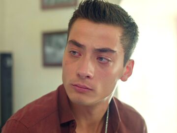  Ipek descubre que Kaya sigue enamorado de Zerrin y le pide una oportunidad