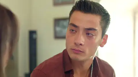 Ipek descubre que Kaya sigue enamorado de Zerrin y le pide una oportunidad Ipek descubre que Kaya sigue enamorado de Zerrin y le pide una oportunidad