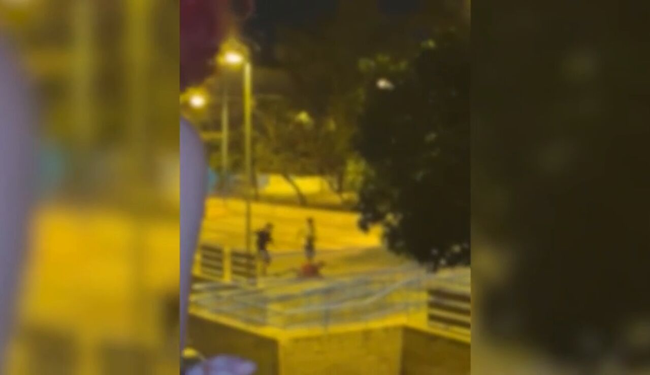 DURAS IM&Aacute;GENES: Dos j&oacute;venes agreden a una persona sin hogar