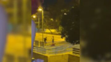 DURAS IM&Aacute;GENES: Dos j&oacute;venes agreden a una persona sin hogar