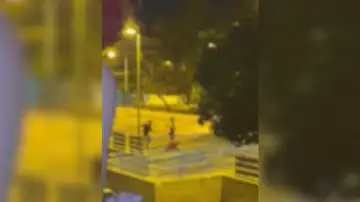 DURAS IMÁGENES: Dos jóvenes agreden a una persona sin hogar DURAS IMÁGENES: Dos jóvenes agreden a una persona sin hogar