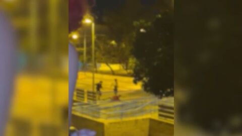 DURAS IM&Aacute;GENES: Dos j&oacute;venes agreden a una persona sin hogar