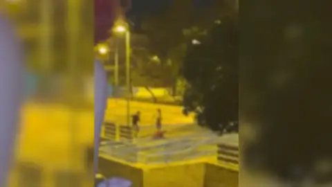 DURAS IMÁGENES: Dos jóvenes agreden a una persona sin hogar DURAS IMÁGENES: Dos jóvenes agreden a una persona sin hogar