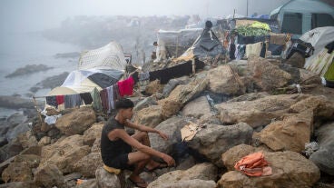 Migrantes en el asentamiento en la playa de El Trampol&iacute;n, a 30 de septiembre de 2026, en Ceuta (Espa&ntilde;a). Cientos de migrantes contin&uacute;an viviendo en la playa del Trampol&iacute;n despu&eacute;s de haberse pospuesto el desalojo del asentamiento. 30 SEPTIEMBRE 2026;CRISIS MIGRATORIA Marcos Moreno / Europa Press 30/09/2026
