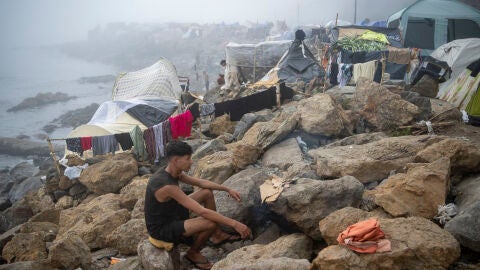 Migrantes en el asentamiento en la playa de El Trampol&iacute;n, a 30 de septiembre de 2026, en Ceuta (Espa&ntilde;a). Cientos de migrantes contin&uacute;an viviendo en la playa del Trampol&iacute;n despu&eacute;s de haberse pospuesto el desalojo del asentamiento. 30 SEPTIEMBRE 2026;CRISIS MIGRATORIA Marcos Moreno / Europa Press 30/09/2026