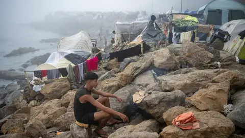 El asentamiento ilegal de El Trampolín no es desalojado hoy Migrantes en el asentamiento en la playa de El Trampolín, a 30 de septiembre de 2026, en Ceuta (España). Cientos de migrantes continúan viviendo en la playa del Trampolín después de haberse pospuesto el desalojo del asentamiento. 30 SEPTIEMBRE 2026;CRISIS MIGRATORIA Marcos Moreno / Europa Press 30/09/2026