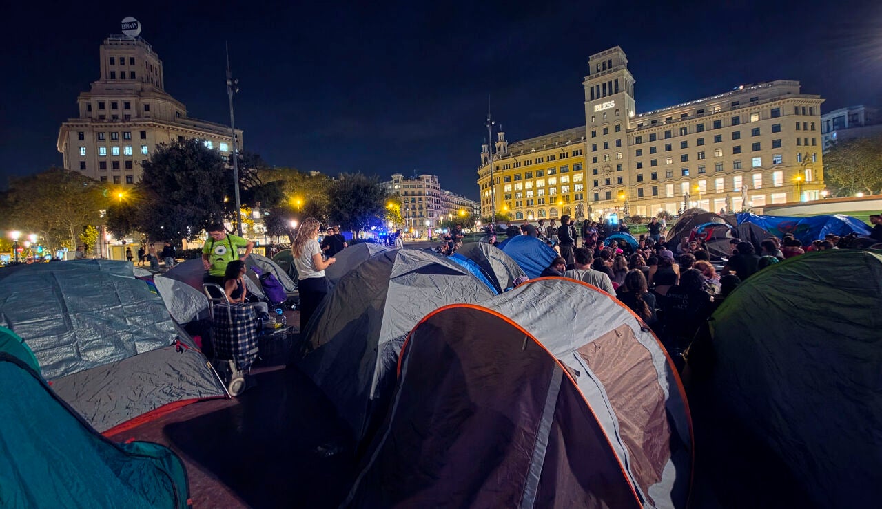 Imagen del pasado martes 29 de septiembre que muestra a activistas concentrados en la plaza de Catalunya de Barcelona