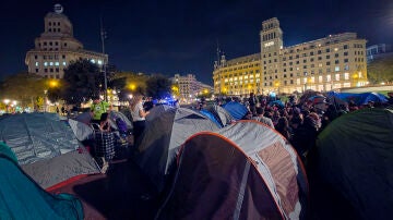 Imagen del pasado martes 29 de septiembre que muestra a activistas concentrados en la plaza de Catalunya de Barcelona