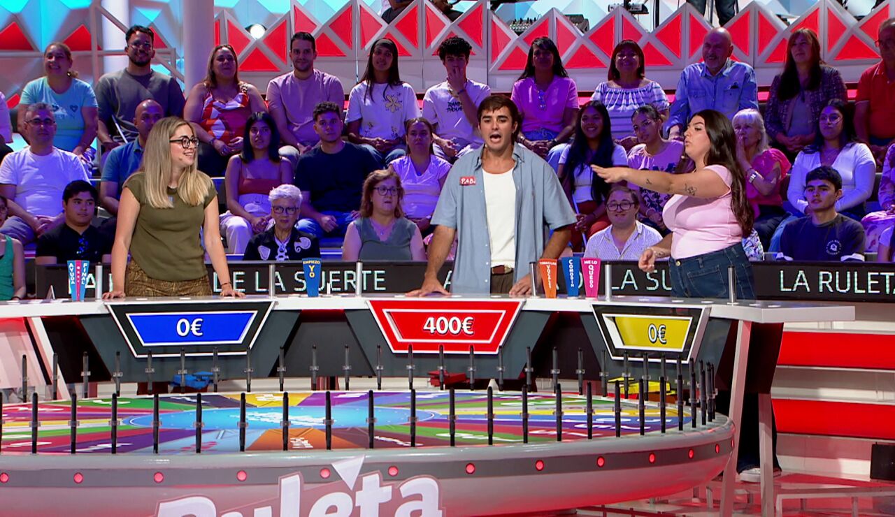 &iexcl;Compa&ntilde;erismo en estado puro!: Mar&iacute;a ayuda a Pablo a que gane su primera ola